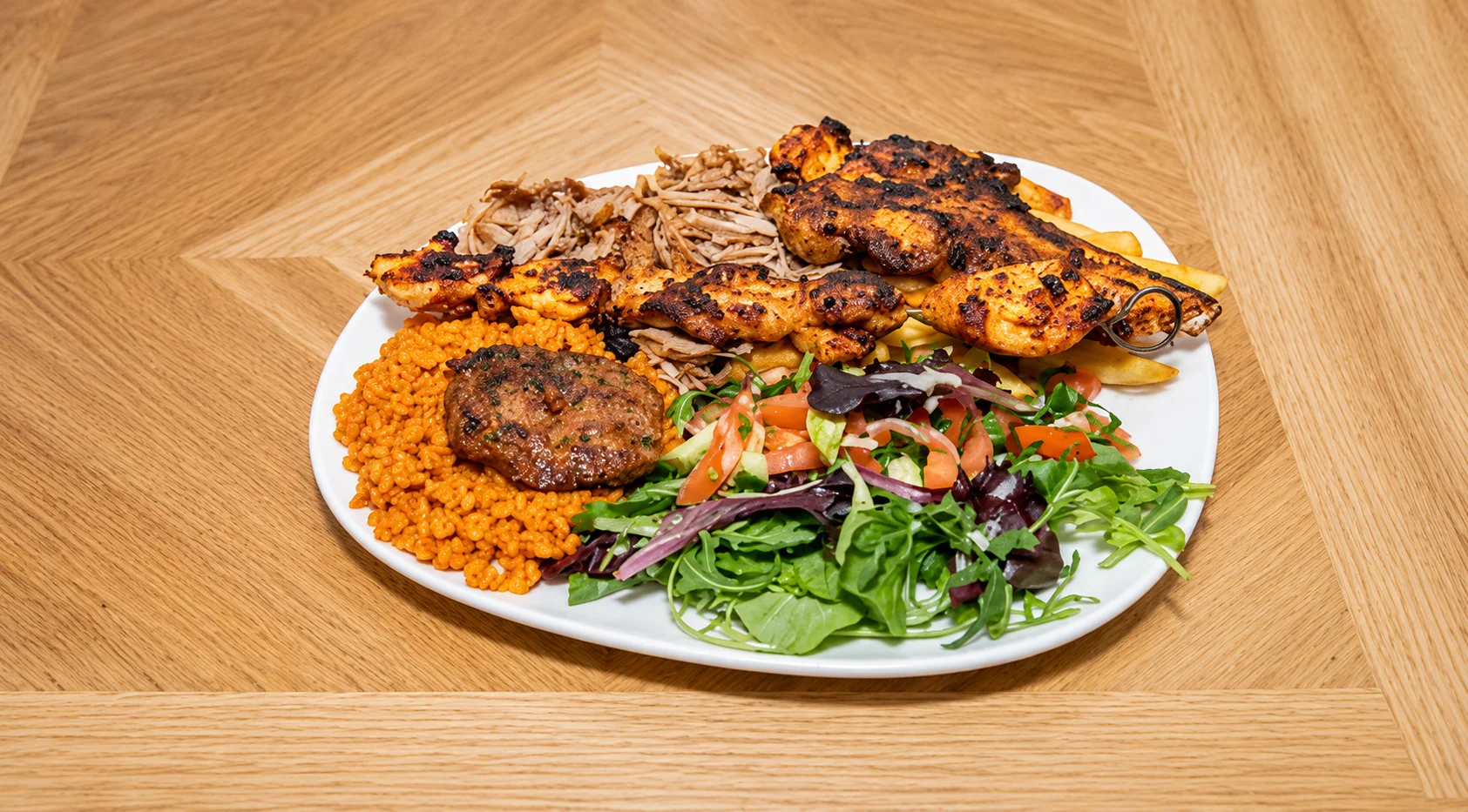 Grill Istanbul — broche tournée à la main au feu
